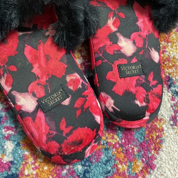Victoria’s Secret Signature Satin Slipper with faux fur trim size small 5-6 - Picture 2 of 5